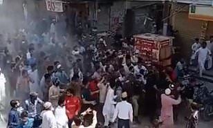 Pakistanlılar kütləvi ibadətə mane olan polisləri daş-qalaq etdilər